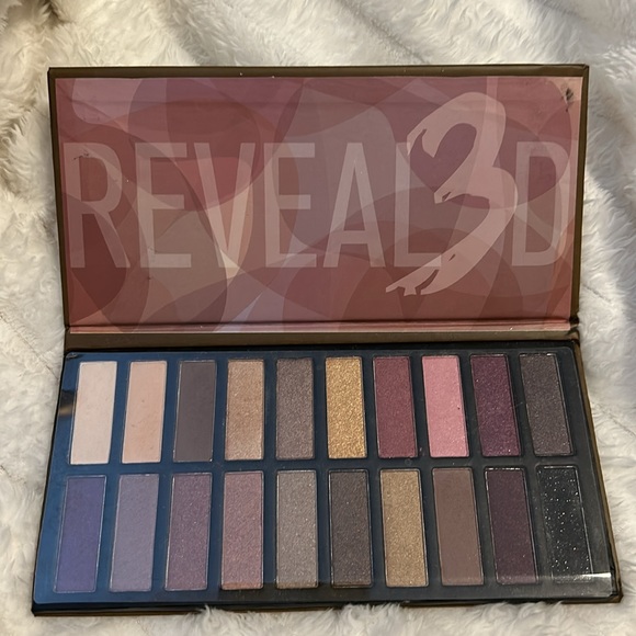 New Reveal3D eyeshadow pallet. - Picture 2 of 2